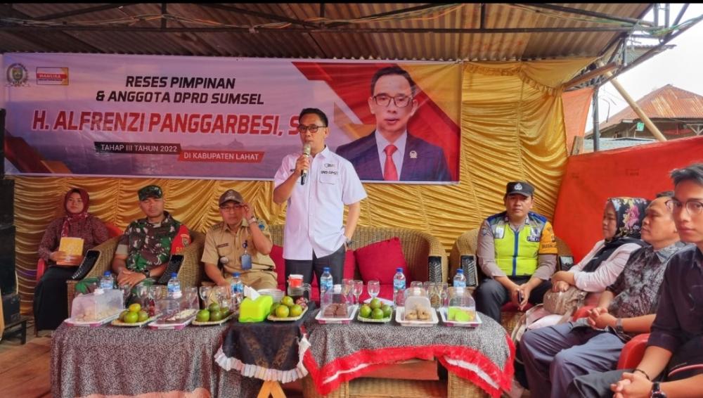 Alfrenzi Panggarbesi Kongkrit Bantu Masyarakat