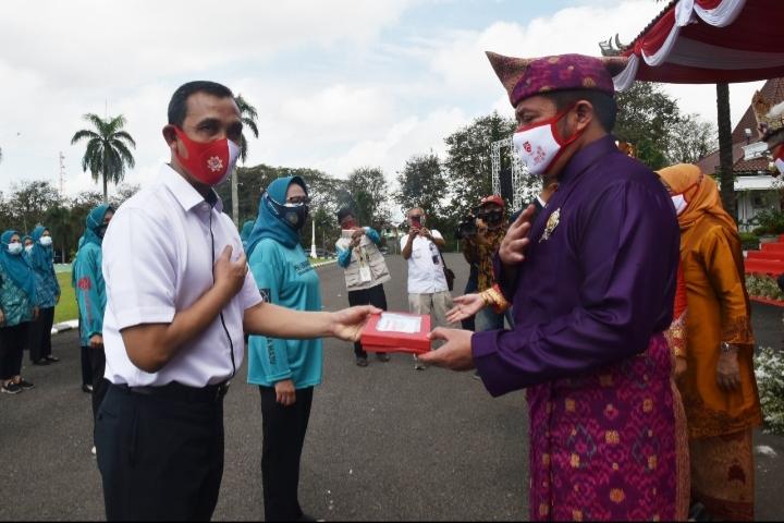 Bagikan 3000 Masker, HD Lepas Tim Gebrak Masker PKK Sumsel