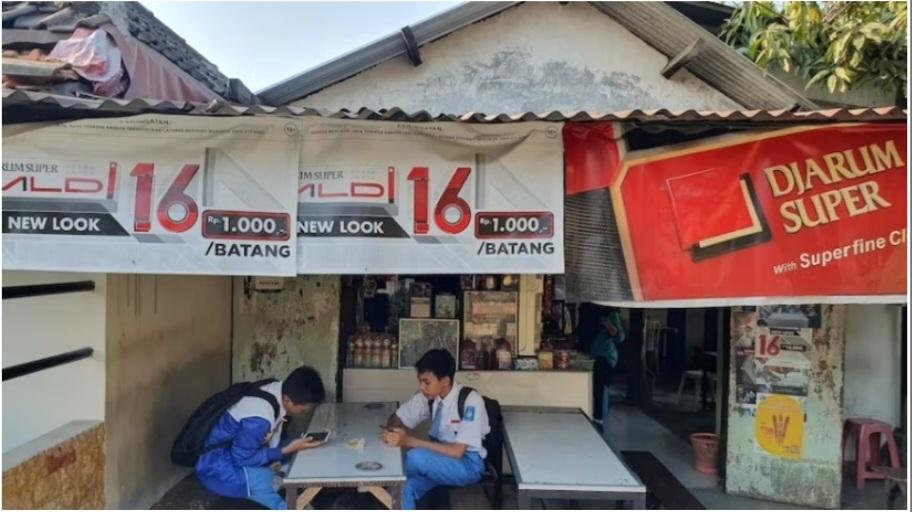 Beli beras, gula dan rokok: Sadar Tidak Sadar, Keluarga Mendukung Perilaku Merokok