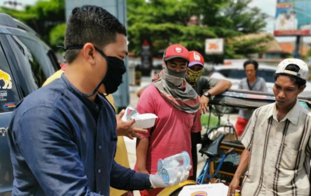 Bersama Nasdem Sumsel, Sahabat Percha Bagikan Ratusan Nasi Kotak Untuk Masyarakat Terdampak Covid-19