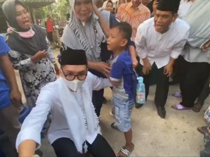 Bertemu Panca, Bocah Ini Menangis Minta Foto dan Tarik Baju Agar Sang Idola Tak Pulang 