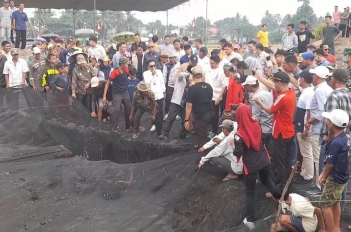 Bupati Ogan Ilir Bersama Kepala Desa Melebung Ikan Bersama Warga di Desa Sungai Rotan