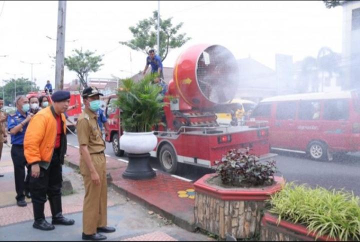 Cegah Corona, Jalan Protokol di Palembang Disemprot Disinfektan
