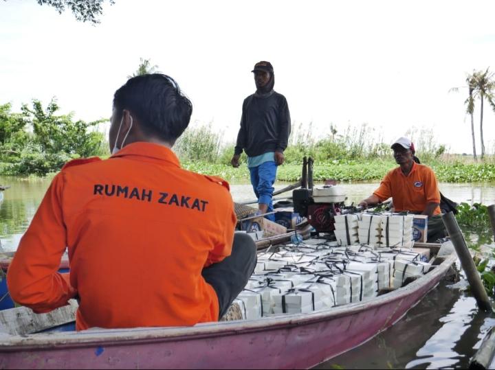 DKM Kantor Pusat Bea Cukai Bantu 1000 Makanan Siap Saji untuk Korban Banjir Bekasi
