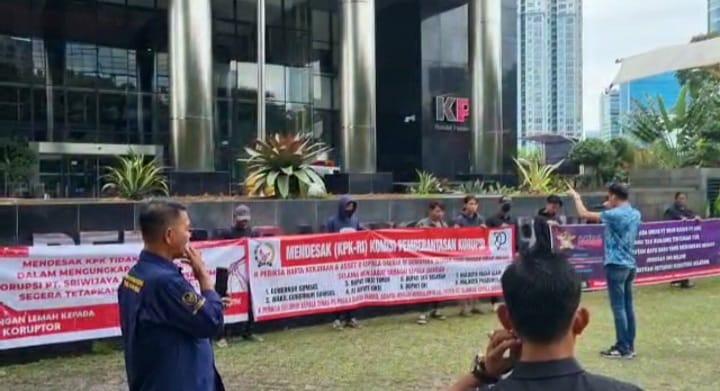 Depan Gedung KPK, SIRA dan PST Orasi Desak Segera Usut Harta Kekayaan Wako dan Dinas PU Pagar Alam
