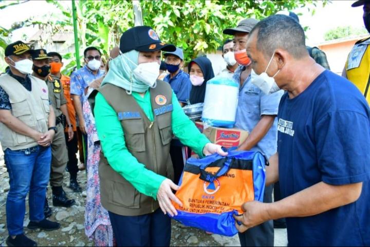 Desa Batu Gane Terkena Banjir, Bupati Musi Rawas Langsung Tinjau Lokasi dan Salurkan Bantuan