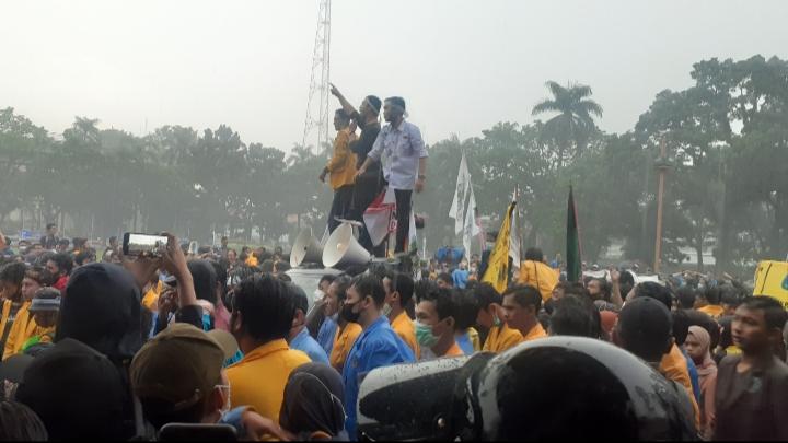Diguyur Hujan Deras, Aksi Tolak Omnibus Law Mahasiswa di Kantor Gubernur Jalan Terus