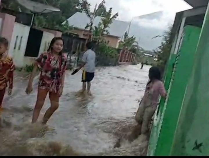 Diguyur Hujan Deras Dua Jam, Sejumlah Pemukiman di Pagar Alam Dikepung Banjir