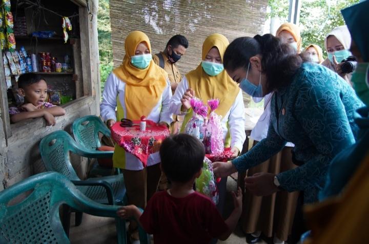 Feby Deru Gelar Pelatihan Pembuatan Pupuk Organik di Desa Percontohan PKK