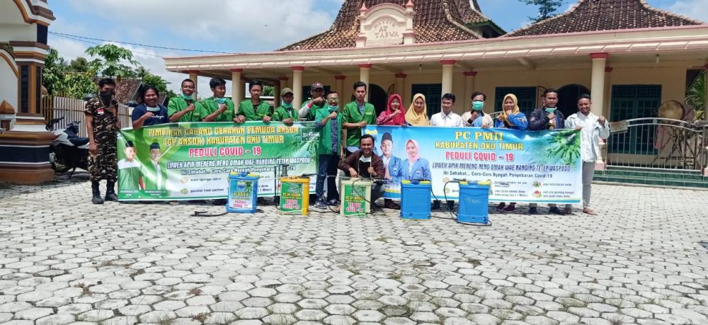 GP Ansor dan PC PMII Kabupaten OKU Timur Semprot Lingkungan dengan Disinfektan