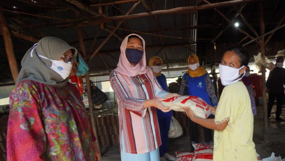Giliran Warga Kelurahan 2 Ilir Terima Bantuan Paket Sembako dari TP PKK Sumsel