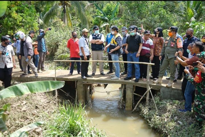 Gubernur HD Bangun Kembali 5 Rumah Warga Korban Banjir Bandang di Desa Ujan Mas