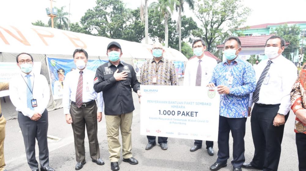 Gubernur Herman Deru Serahkan Bantuan Listrik Gratis dan Sembako Gratis