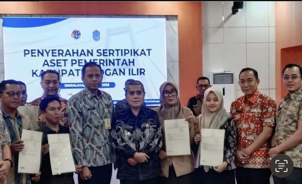 H Ardani didampingi Kepala OPD Ogan Ilir menyerahkan sertifikat aset Pemerintah