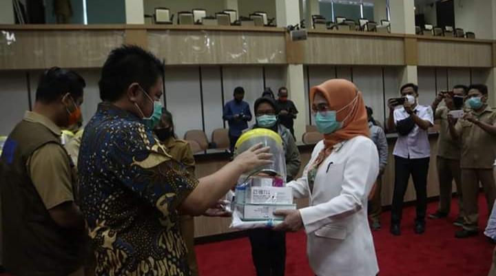 HD Serahkan Puluhan Ribu Logistik Penanganan Covid ke 17 Kabupaten/Kota dan 7 Rumah Sakit