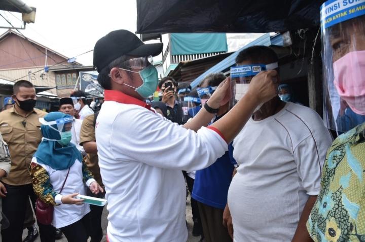 Herman Deru Bagi-Bagi APD ke Pasar Sungsang Banyuasin