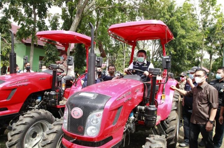 Herman Deru Bantu 150 Set Alat dan Mesin Pertanian Untuk Petani Sayur Kota Pagaralam