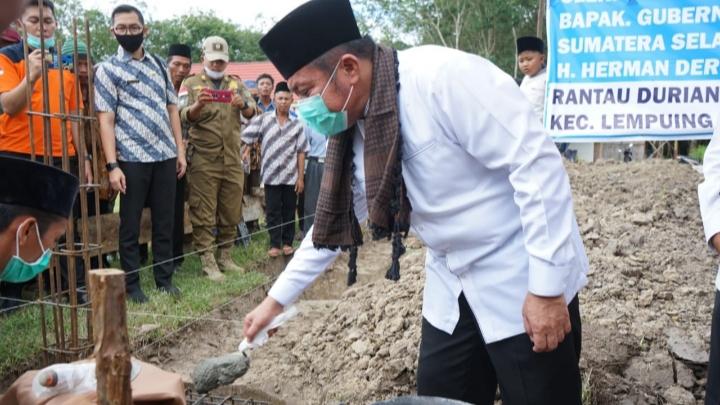 Herman Deru Bantu Pembangunan Ponpes Wali Songo OKI