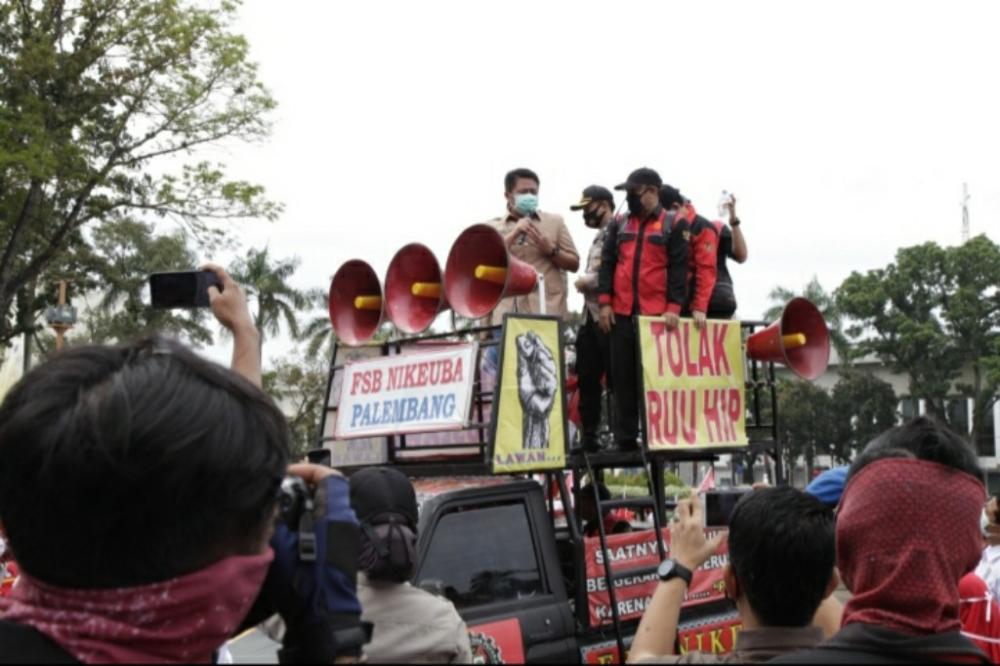 Herman Deru Naik Mobil Pendemo