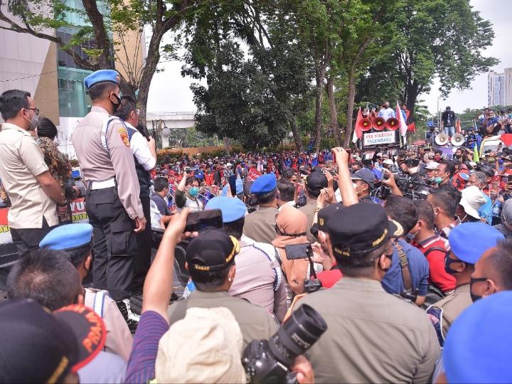 Herman Deru Tenangkan Peserta Aksi Solidaritas Buruh di Kantor DPRD Sumsel