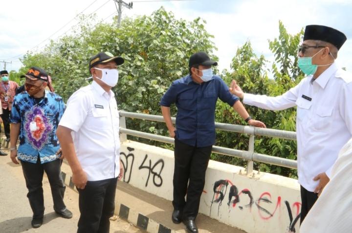 Herman Deru Tinjau Pengerjaan Perbaikan Jalan Simpang Belimbing-Pendopo PALI