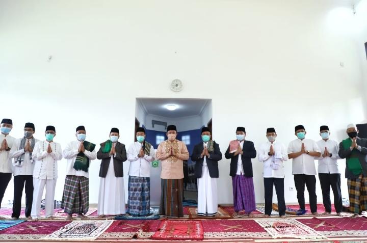 Jaga Protokol Kesehatan, HD dan Keluarga Pilih Shalat Ied di Musholla Griya Agung