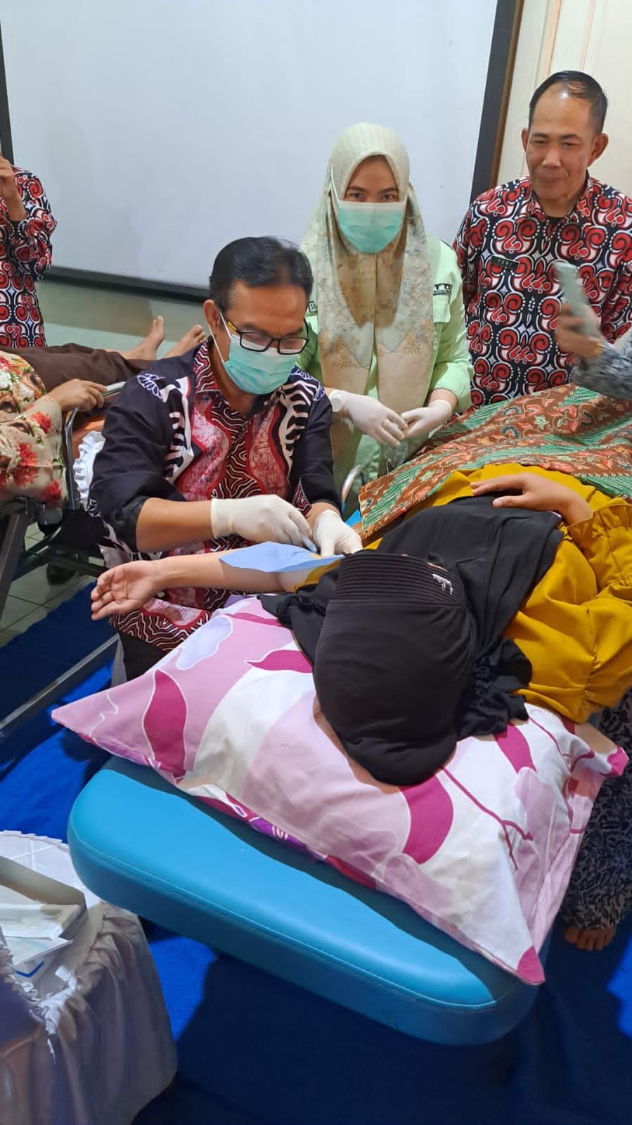 Ketika Kepala BKKBN RI yang Suntik Langsung Akseptor KB