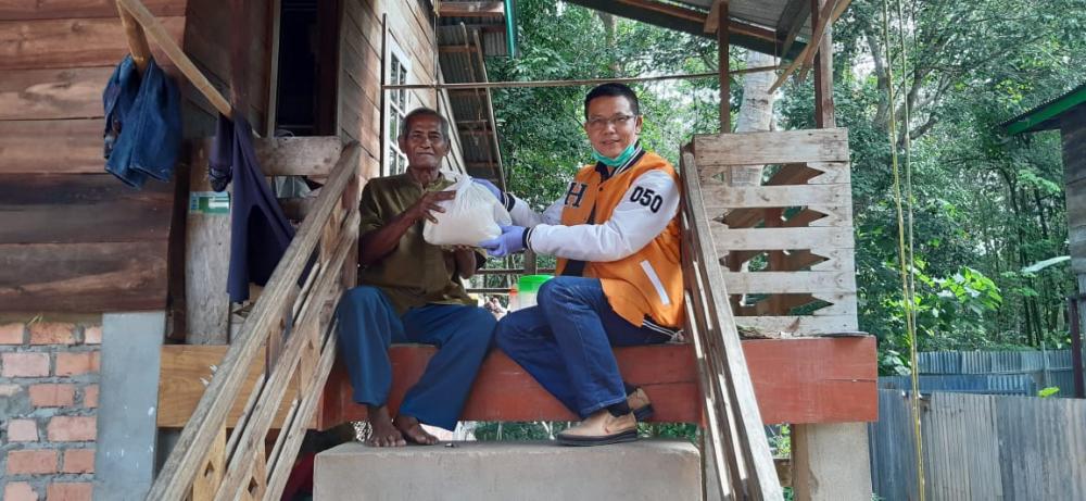 Ketua DPD Hanura Sumsel Ahmad Al Azhar Bagikan Sembako Warga Terdampak Covid-19