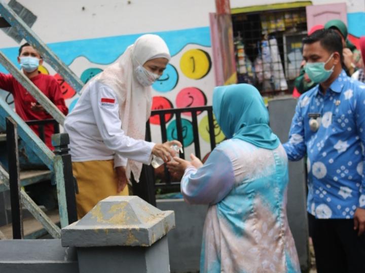 Kunjungi Kampung Pandai 13 Ulu, Ketua PKK Kota Palembang: Teruslah Berkarya!