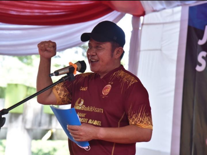 Lapak Jualan Jersey SFC Gubernur Herman Deru Diserbu Pembeli 