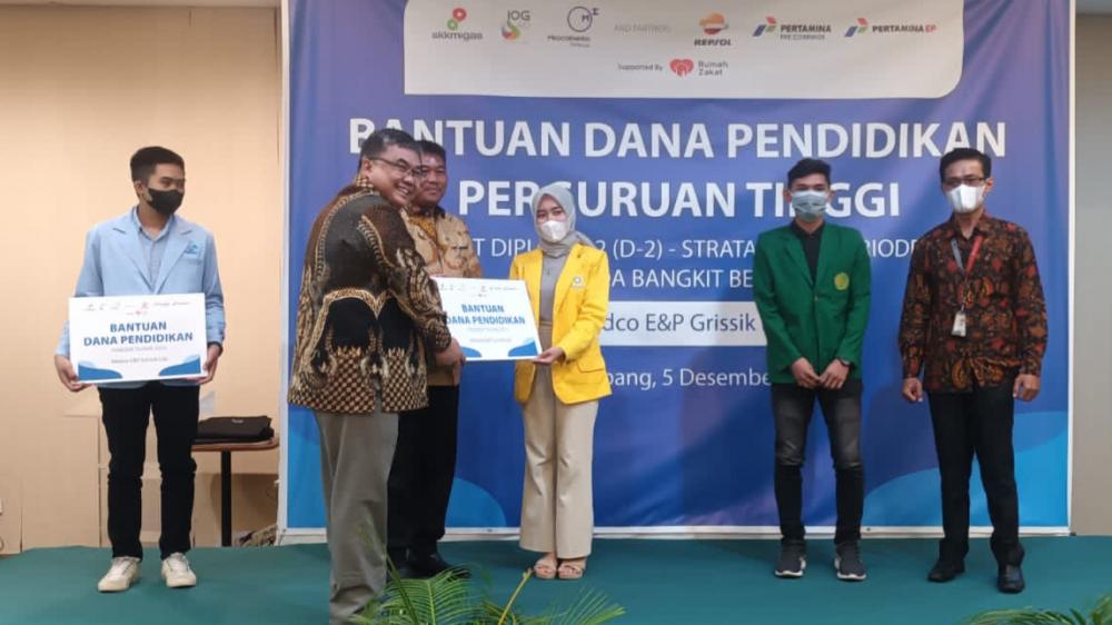 MEDCO E&P GRISSIK SERAHKAN BEASISWA BAGI 360 MAHASISWA DAN GURU HONORER