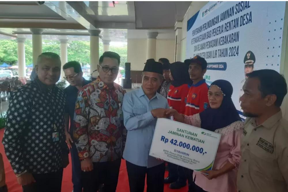 Pemkab Ogan Ilir Serahkan Perlindungan Jamsostek Bagi Pekerja Rentan Desa dan Redkar