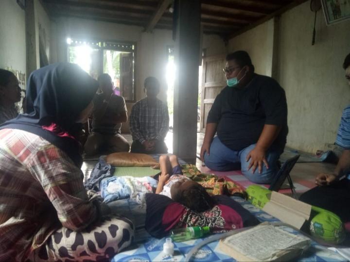 Pemuda Pemudi Ogan Ilir Bangkit Beri Santunan Kepada Bocah Penderita Tumor Ganas