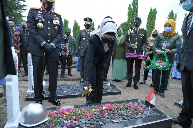 HUT TNI ke-75, Ketua DPRD Sumsel Ikuti Upacara Ziarah Nasional di TMP Ksatria Ksetra Siguntang