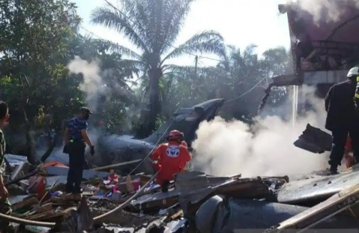Pesawat Jatuh di Riau, Pilot Selamat Meski Jet Hancur Menimpa Rumah Warga