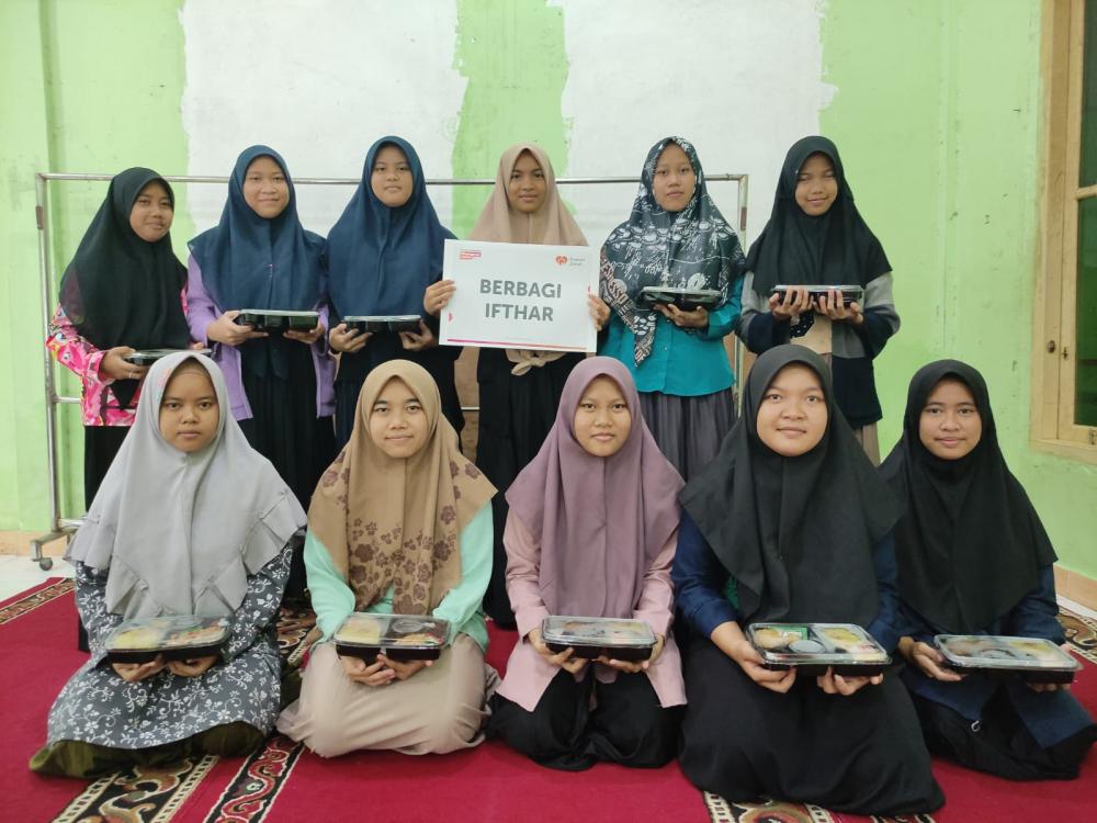 RUMAH ZAKAT BAGIKAN 50 PAKET IFTHAR UNTUK SANTRI PONDOK PESANTREN LANTABUR