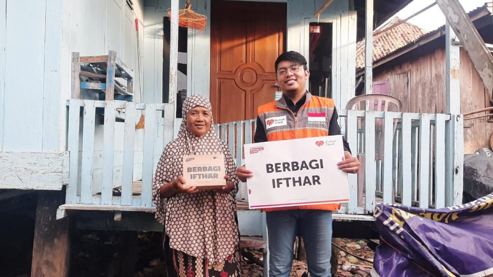 Ramadan ke 3, Rumah Zakat Bagikan 265 Paket Iftar untuk Masyarakat Musolah Hijriah Kelurahan 5 Ulu Palembang