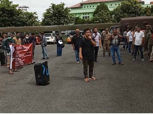 Ratusan Massa FORKOM SSB Gelar Orasi di Kantor DPRD OKU, Ini Tuntutannya