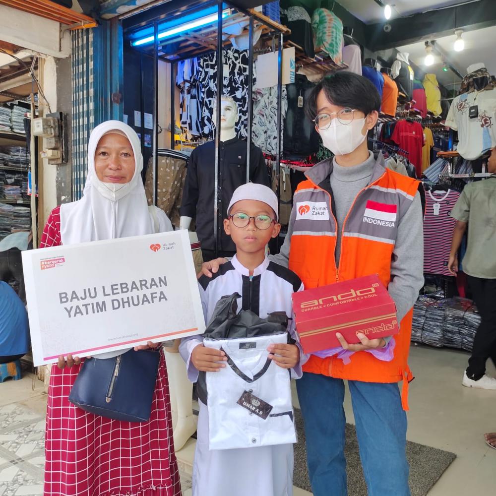 Rumah Zakat Bahagiakan Yatim Dhuafa Belanja Baju Lebaran