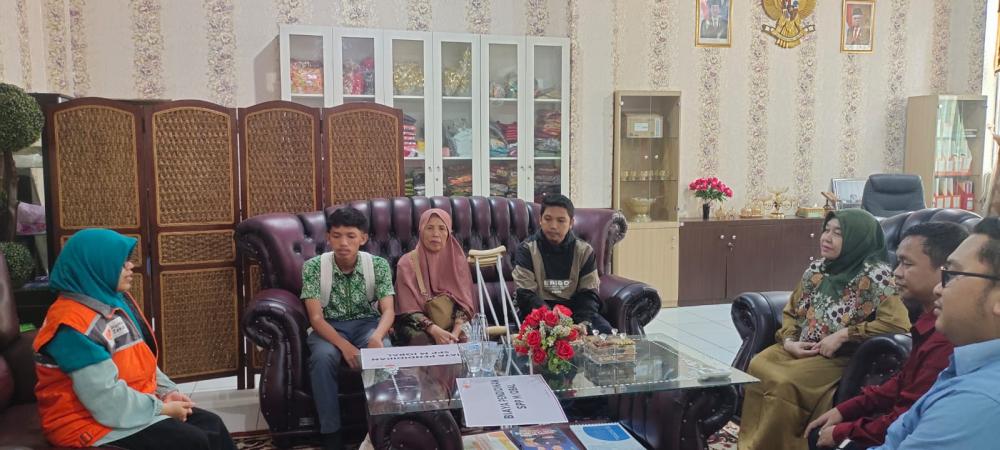 Rumah Zakat Bantu Biaya Pendidikan SPP Muhammad Iqbal