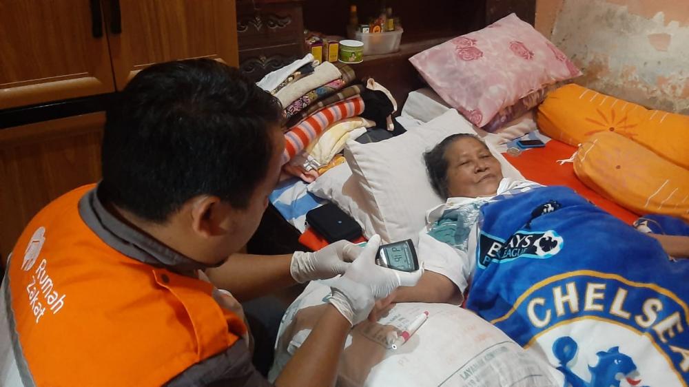 Rumah Zakat Berikan Perhatian Khusus dengan Home Visit ke Rumah Ibu Raminah
