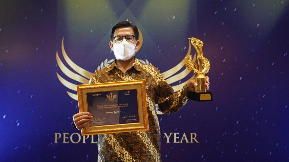 Rumah Zakat Terima Penghargaan People of The Year 2021