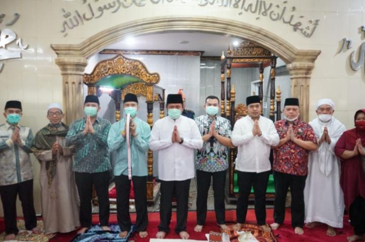 Safari Jumat di Plaju, Herman Deru Serahkan Bantuan Ambulance ke IKB-Manku 