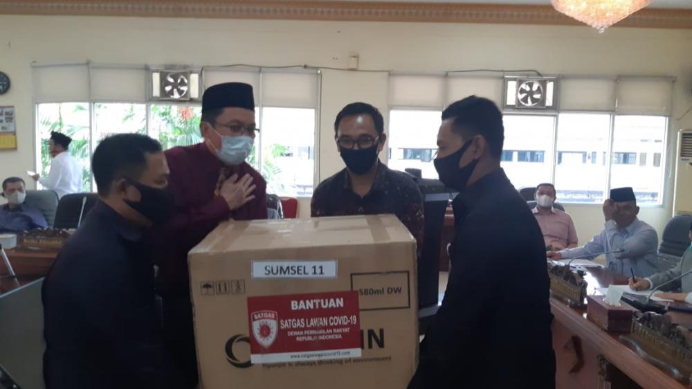 Sampaikan Bantuan APD untuk RSUD Besemah dan RS DKT Pagaralam
