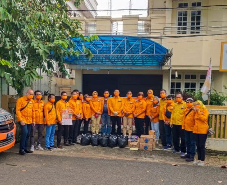 Satgas Covid-19 DPD Hanura Sumsel Bagi-Bagi Masker dan Sembako Untuk Masyarakat Palembang dan Sekitar
