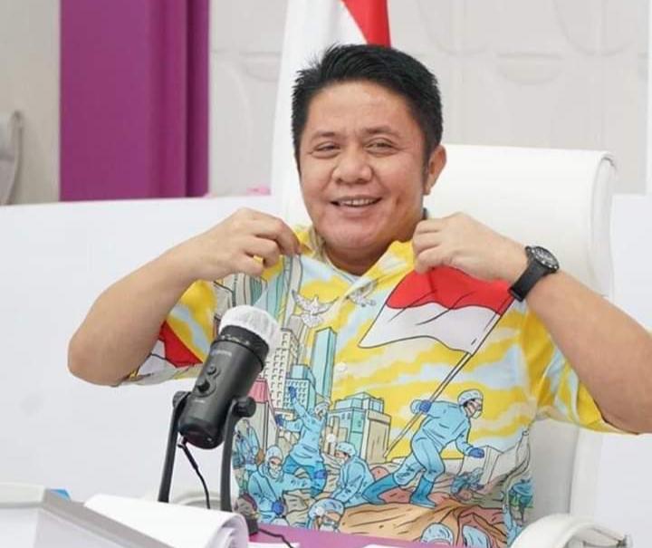 Sebagai Bentuk Apresiasi dan Atensi, Gubernur HD kenakan Kemeja Bergambar Paramedis