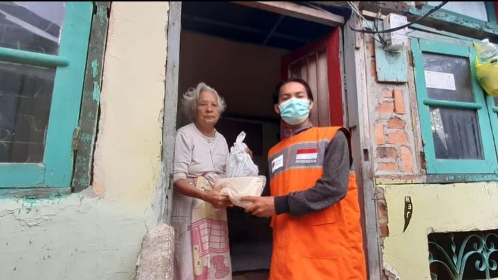Sedekah Pangan Rumah Zakat Sasar Para Lansia di Jalan KH Azhari 