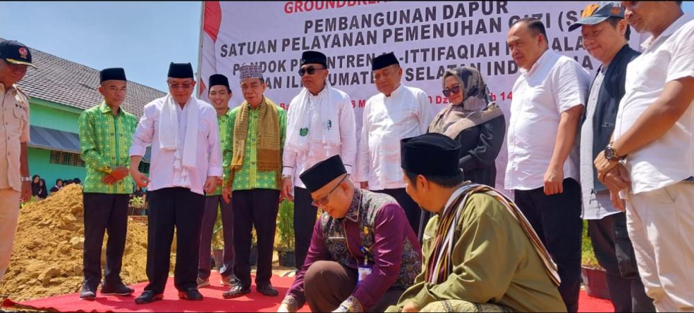 Sekda OI Hadiri Peletakan Batu Pertama SPPG Di Ponpes Al Ittifaqiah