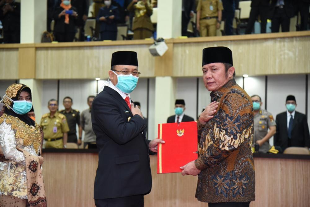 Serahkan SK Plt Bupati Muara Enim, Herman Deru Ajak Juarsah Perangi Covid-19 