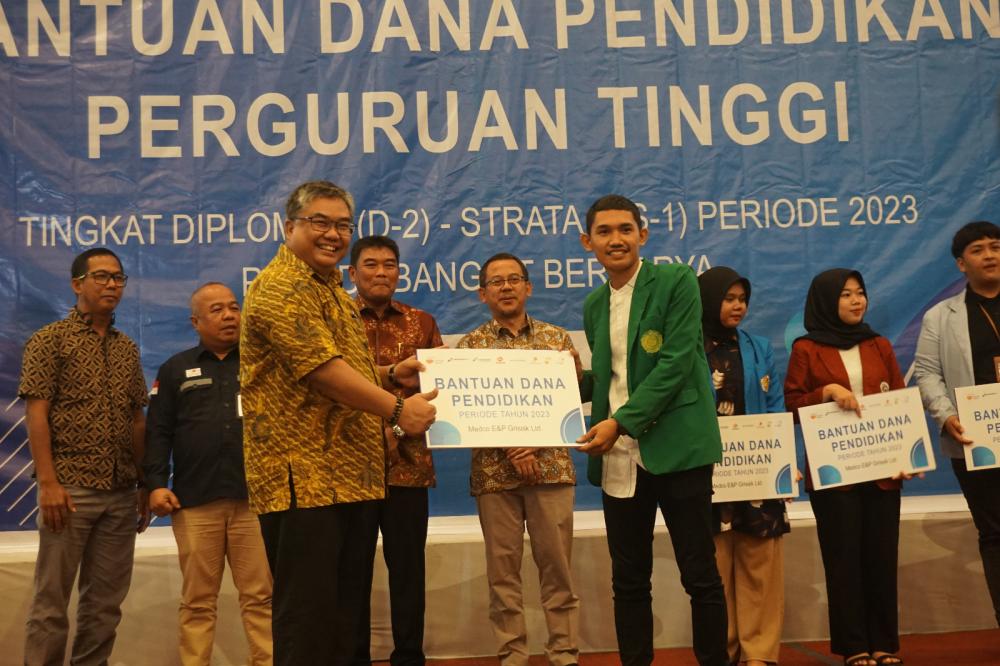 TINGKATKAN KUALITAS PENDIDIKAN MASYARAKAT, MEDCO E&P GRISSIK SERAHKAN BANTUAN DANA PENDIDIKAN